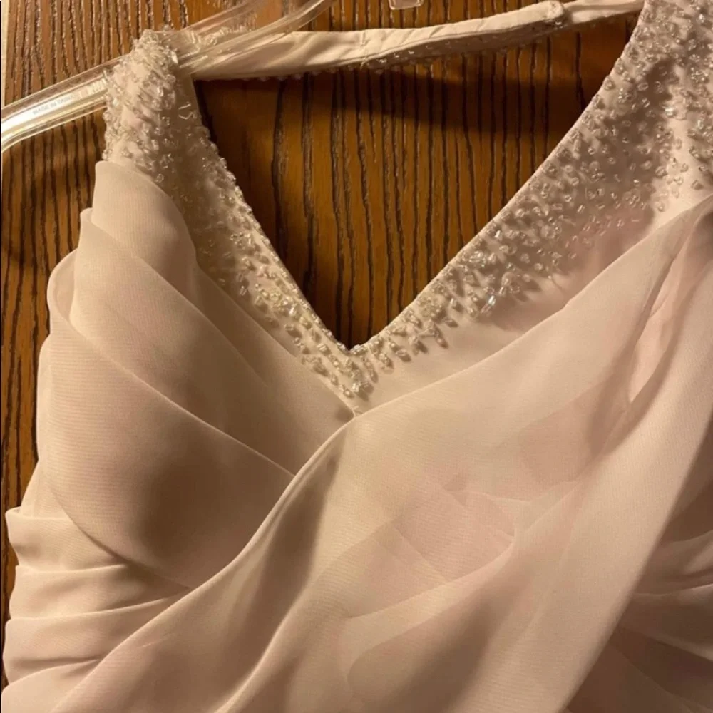 Beautiful halter top wedding dress - Picture 4 of 13
